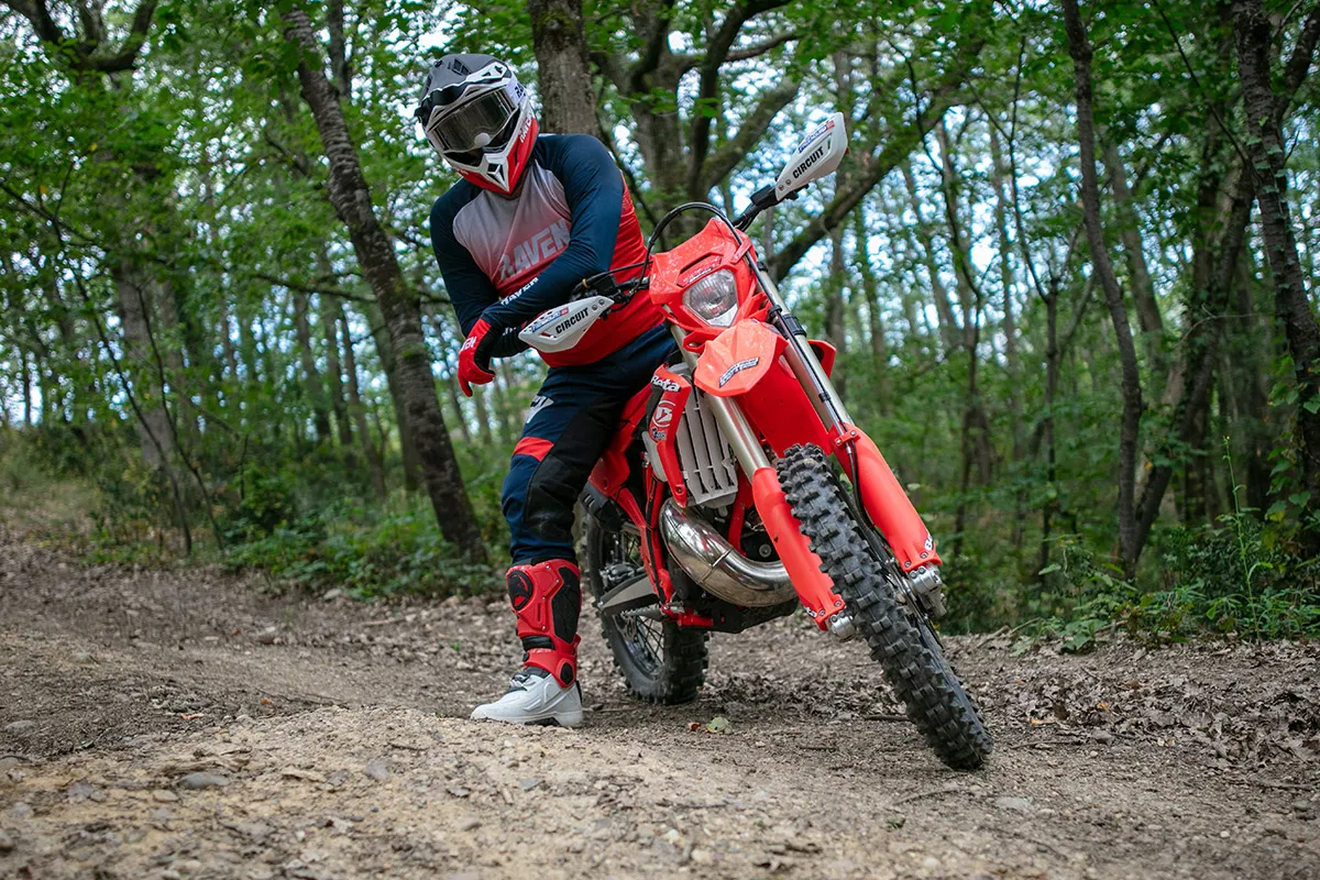Pilote de moto d'enduro BETA 300 RR 