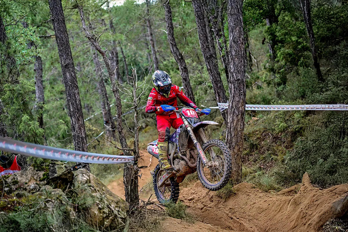 Pilote enduro dans foret en Espagne 