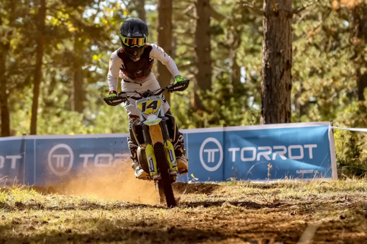 Jeune pilote enduro kid