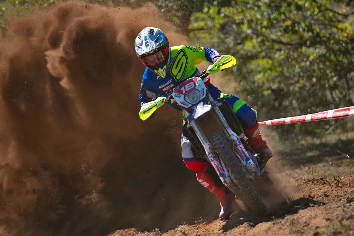 Pilote moto compétition enduro 