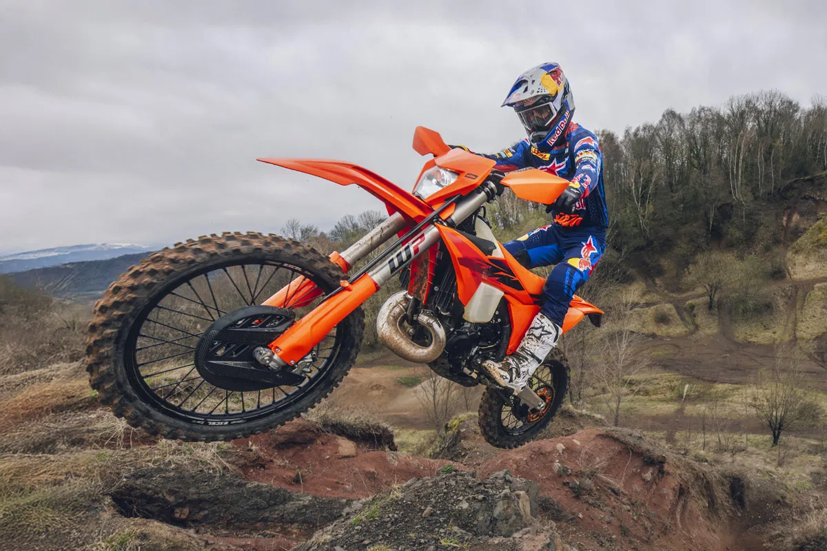 pilote ktm enduro 2027 300 EXC