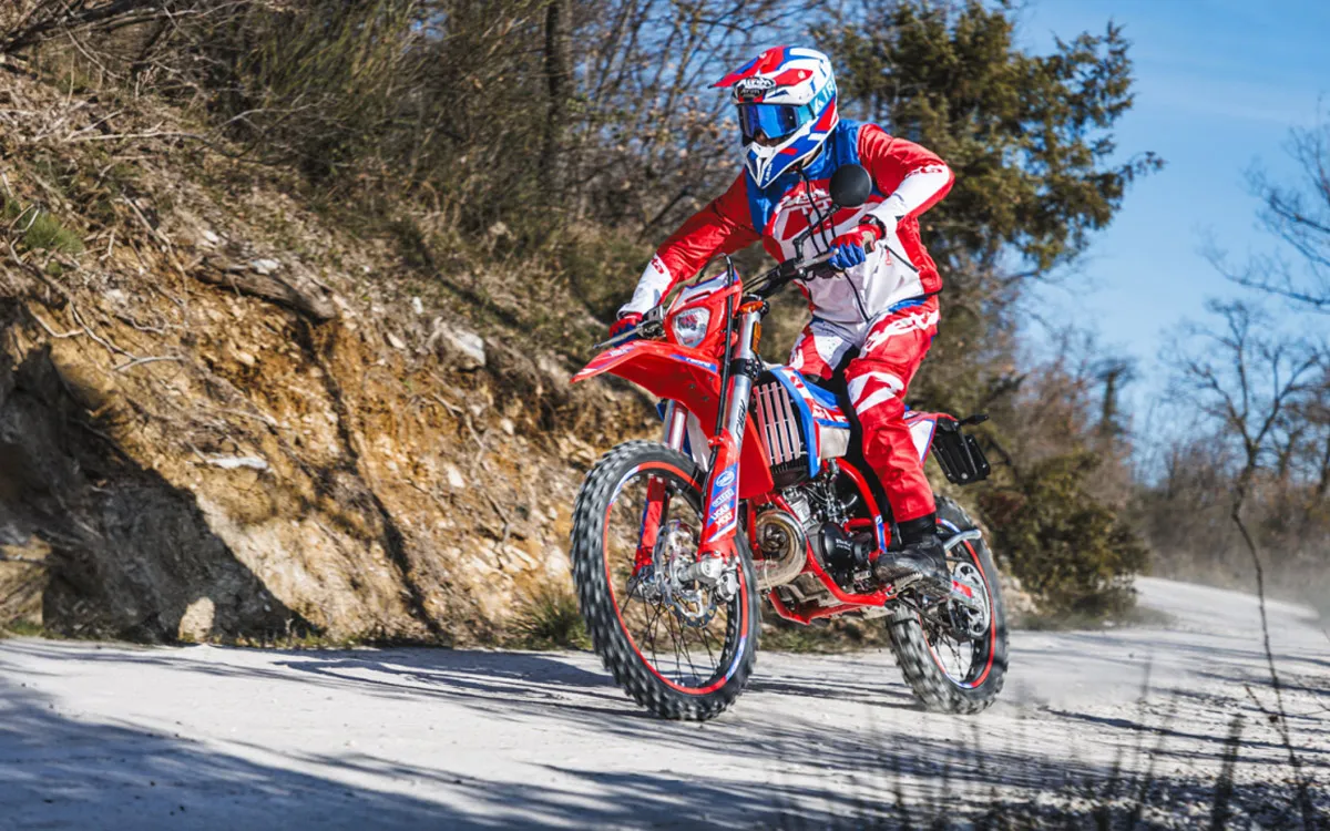 pilote et moto 50 Beta enduro