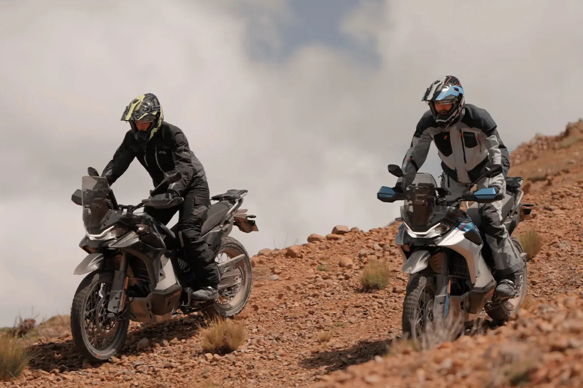 pilotes CF Moto 800 MT X hors piste