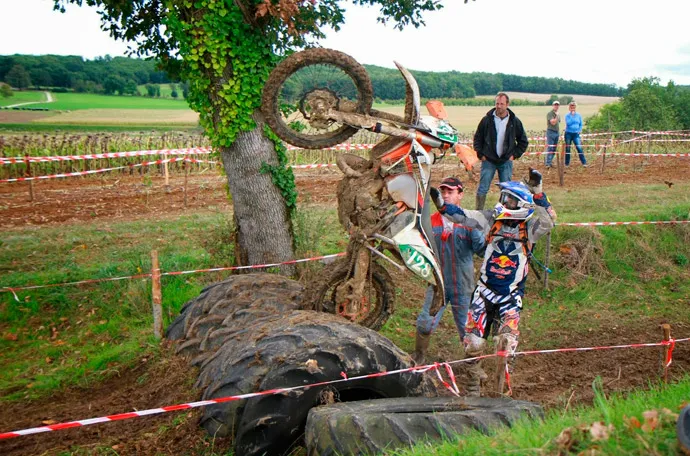 pas toujours simple le passage des pneus à Cancon ... passage pneus enduro