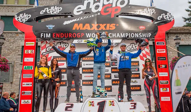 Le podium du jour en Junior1 avec Andrea Verona (1) Théo Espinasse(2) et Leo LeQuéré (3) podium enduroGP junior J2