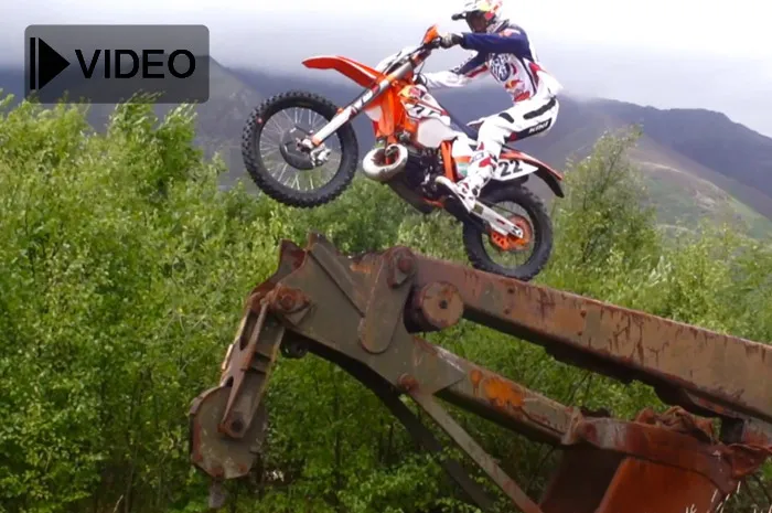 Jonny Walker pilote enduro filmé par four oh four