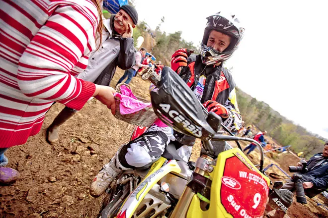 Romain Cadillac à la sortie de la spéciale cross du samedi -photo M. Talayssat Romain Cadillac 450 Suzuki RMZ X