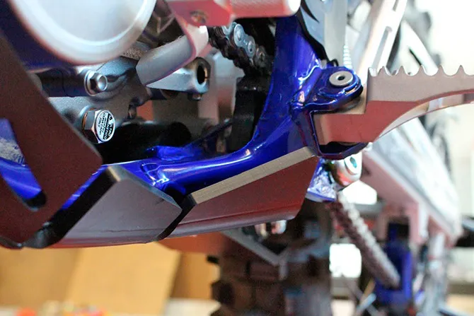 Gros plan de la protection du cadre et du dessous des cales pied sur une Sherco sabot axp xtrem sherco
