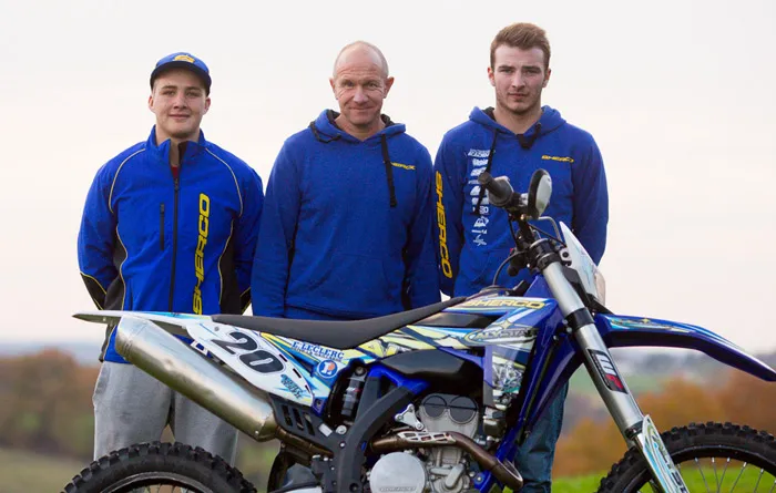 Didier Vallade accompagné de Théo Bolley Bazerque (à droite) et Maëlig Bron-Fontanaz pilote et manager sherco academy enduro