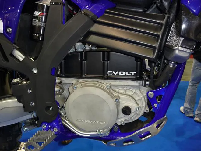 Gros plan sur le moteur électrique et son refroidissement liquide sherco evolt 2012