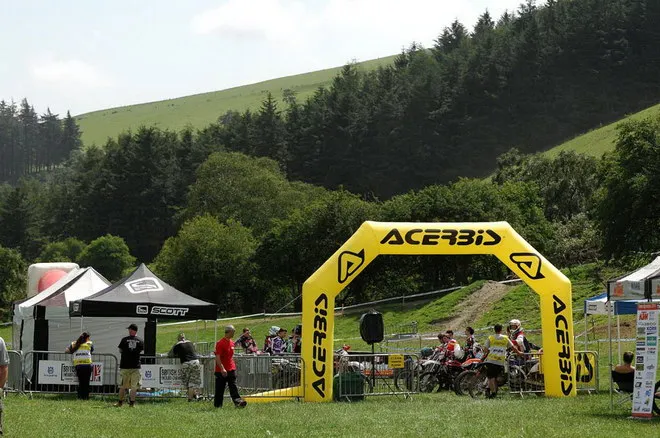 le départ d'une spéciale enduro
