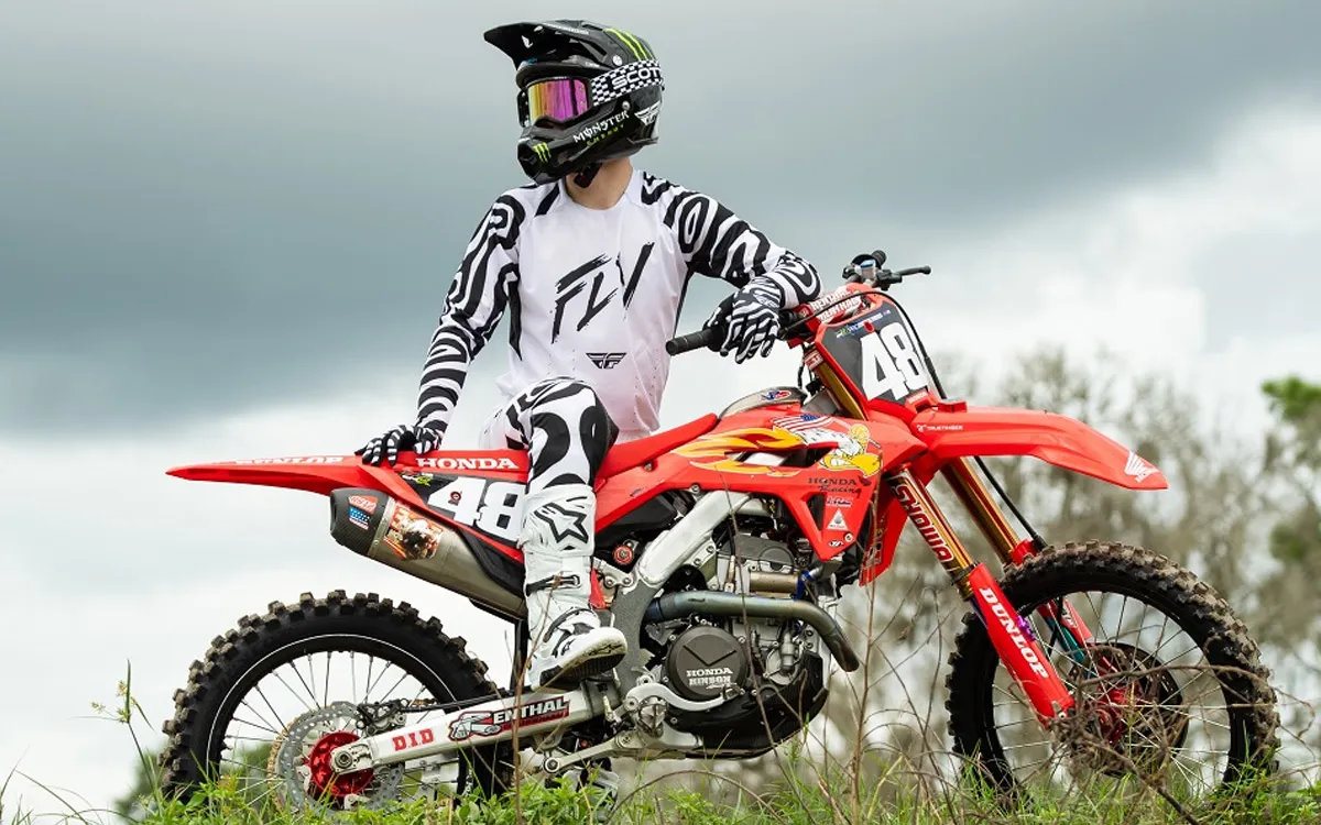 Pilote motocross avec la tenue FLY racing ABBYS