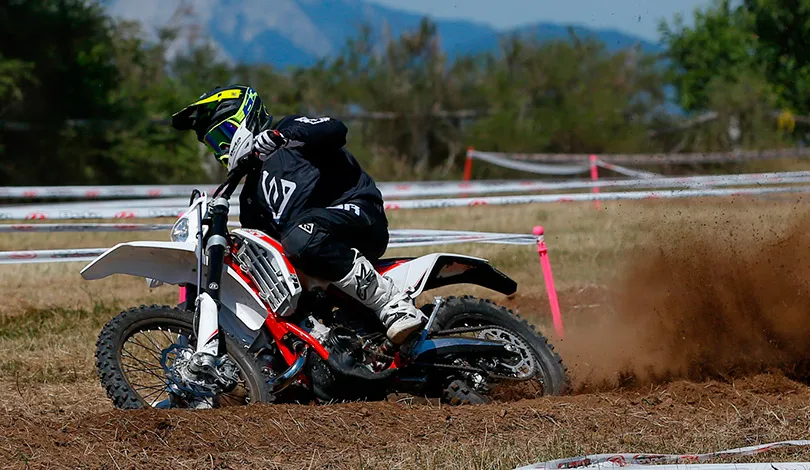 A l'attaque avec le 125 sur la banderollée test 125 enduro Beta 2020 freenduro