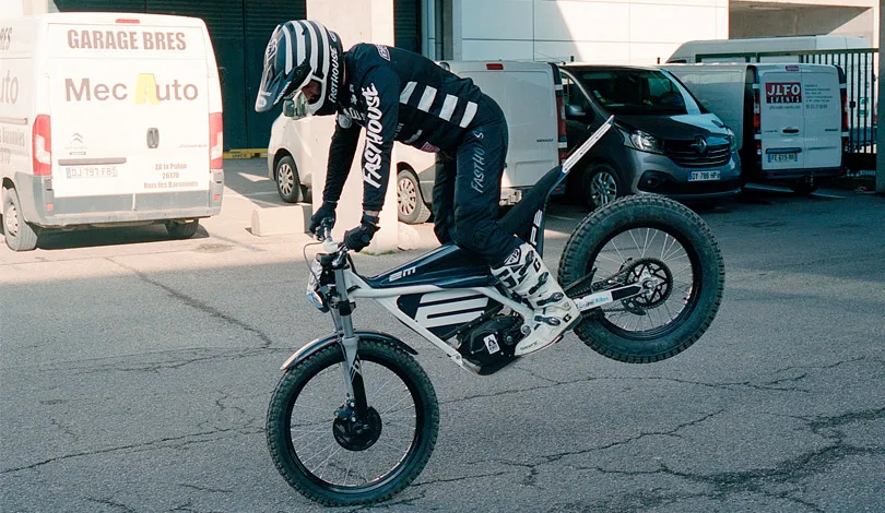 Premiers tours de roue et prise en main de l'Escape sur le parking de l'indoor de Lyon avant la course test moto electrique escape