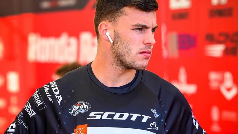 Théo Espinasse piloyte Honda enduro