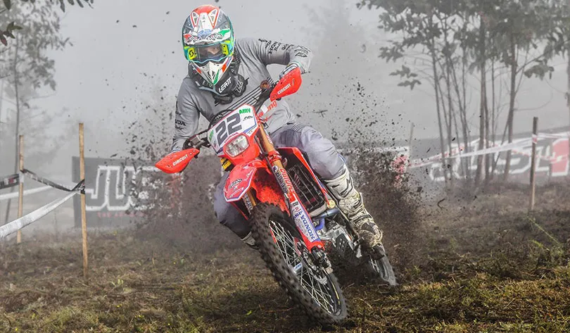 Avec cette victoire en E1 Thomas Oldrati revient à 4 petits point d'Andrea Verona qui même cette catégorie thomas oldrati honda enduroGP portugal