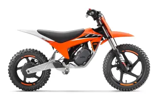 Initiation tout-terrain : la nouvelle KTM SX-E 2.12 électrique fait le pont entre draisienne et vraie moto