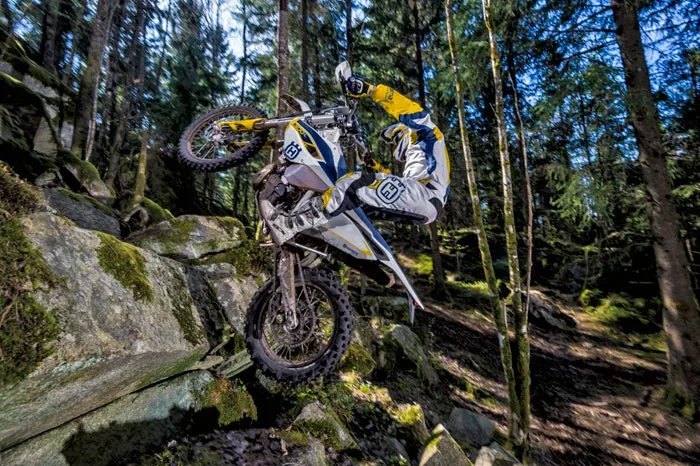 Moto et pilote Husqvarna enduro 