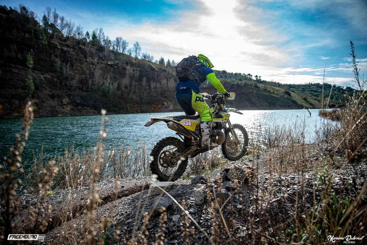 photo moto enduro  paysage lac